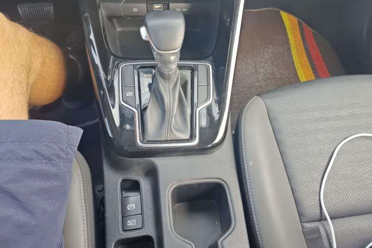 Used Kia Sportage R 2019 2.0L Automatic Smart Luxury Edition Gear Lever