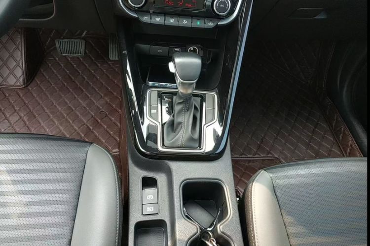 Used Kia Sportage R 2019 2.0L Automatic Smart Luxury Edition Gear Lever
