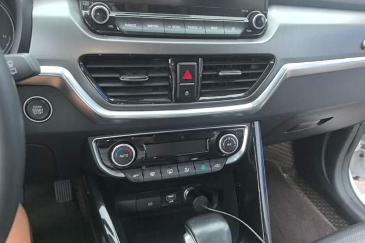 Used Kia Sportage R 2019 2.0L Automatic Smart Luxury Edition Audio And AC Panel