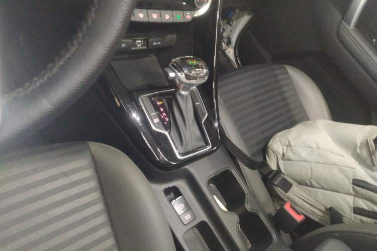 Used Kia Sportage R 2019 2.0L Automatic Smart Luxury Edition Gear Lever