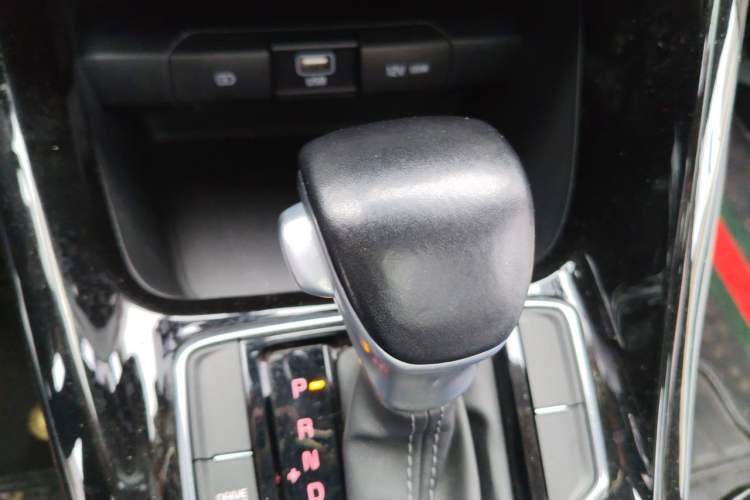 Used Kia Sportage R 2019 2.0L Automatic Smart Luxury Edition Gear Lever