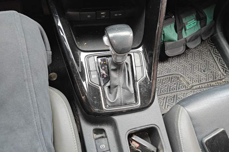 Used Kia Sportage R 2019 2.0L Automatic Smart Luxury Edition Gear Lever