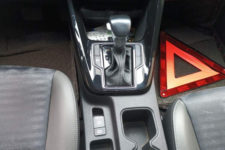 Used Kia Sportage R 2019 2.0L Automatic Smart Luxury Edition Gear Lever