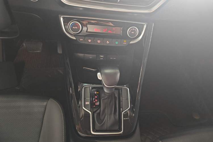 Used Kia Sportage R 2019 2.0L Automatic Smart Luxury Edition Gear Lever