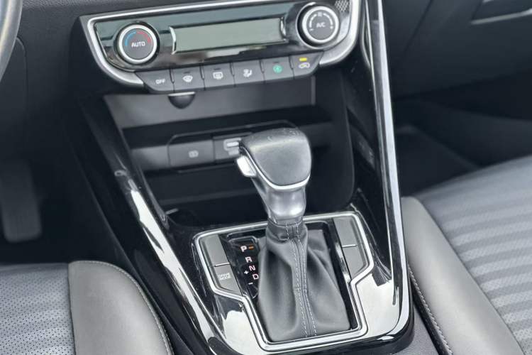 Used Kia Sportage R 2019 2.0L Automatic Smart Luxury Edition Gear Lever