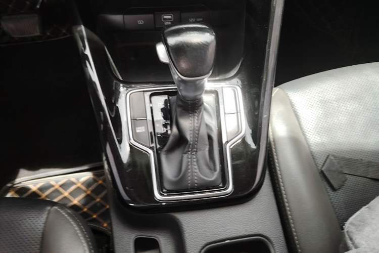 Used Kia Sportage R 2019 2.0L Automatic Smart Luxury Edition Gear Lever