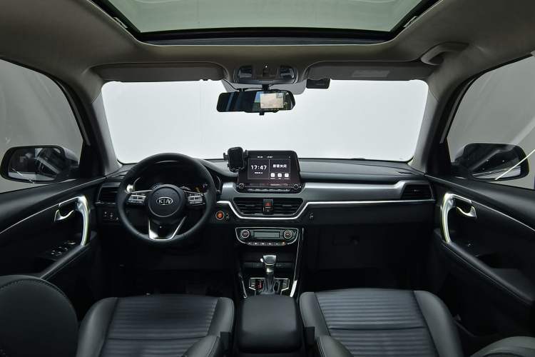 Used Kia Sportage R 2019 2.0L Automatic Smart Luxury Edition Interior 1