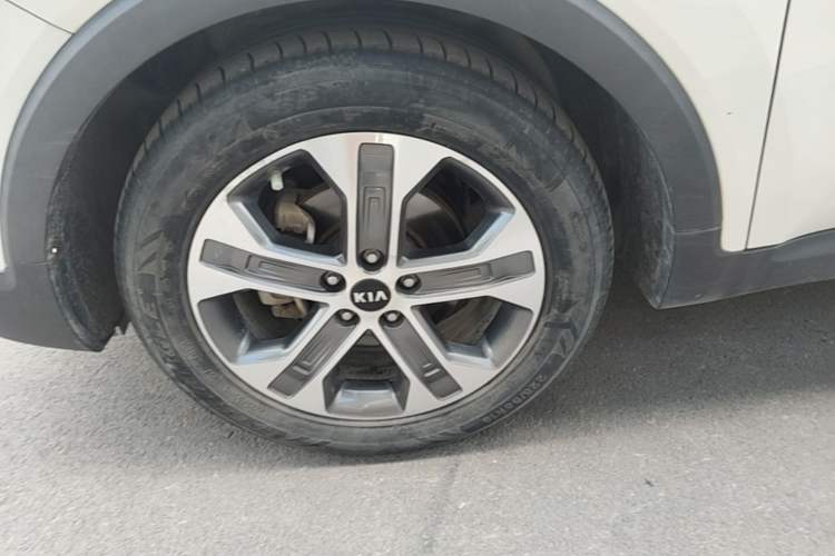 Used Kia Sportage R 2019 2.0L Automatic Smart Luxury Edition Left Front Wheel Hub
