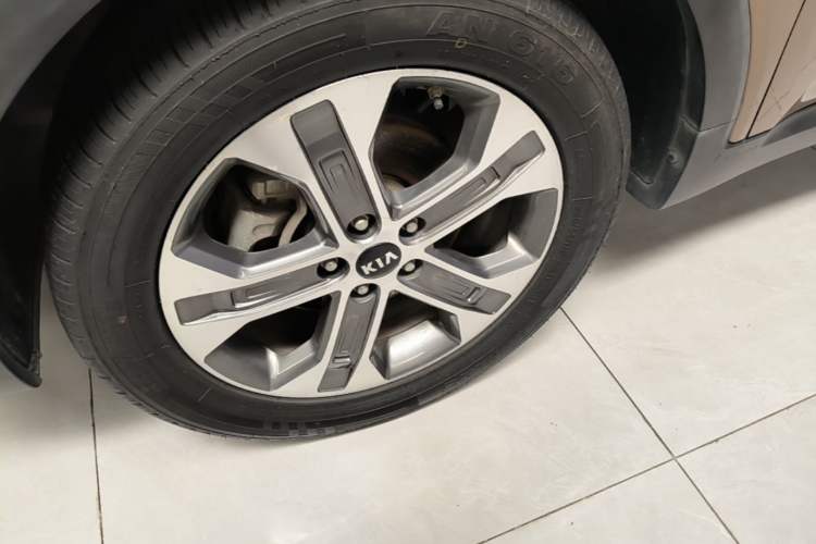 Used Kia Sportage R 2019 2.0L Automatic Smart Luxury Edition Left Front Wheel Hub