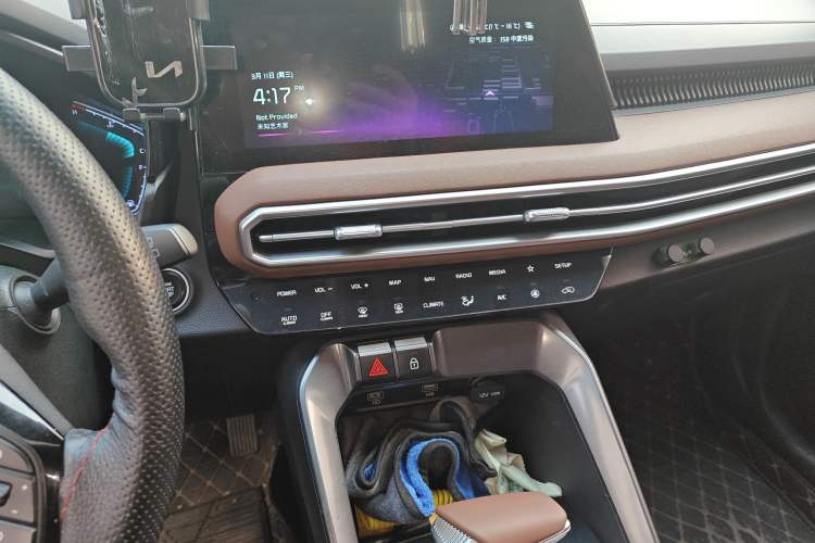 Used Kia Sportage R 2021 Ace 2.0L Splendid Edition Audio And AC Panel