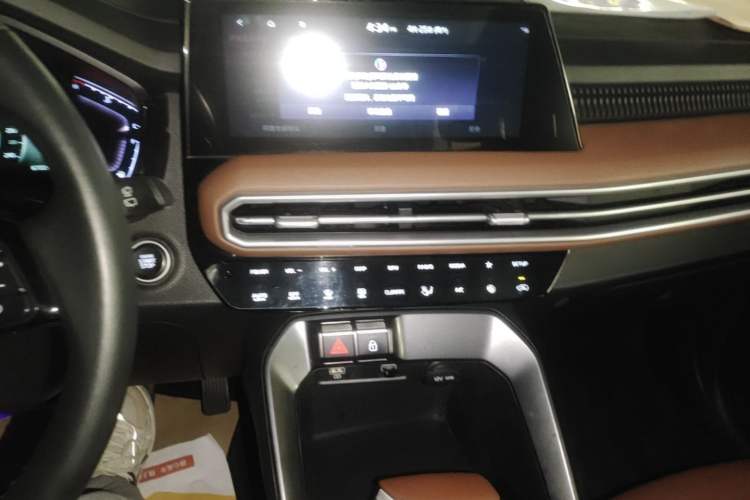 Used Kia Sportage R 2021 Ace 2.0L Splendid Edition Audio And AC Panel