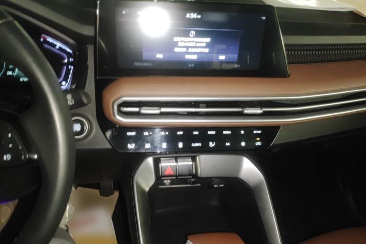 Used Kia Sportage R 2021 Ace 2.0L Splendid Edition Center Console