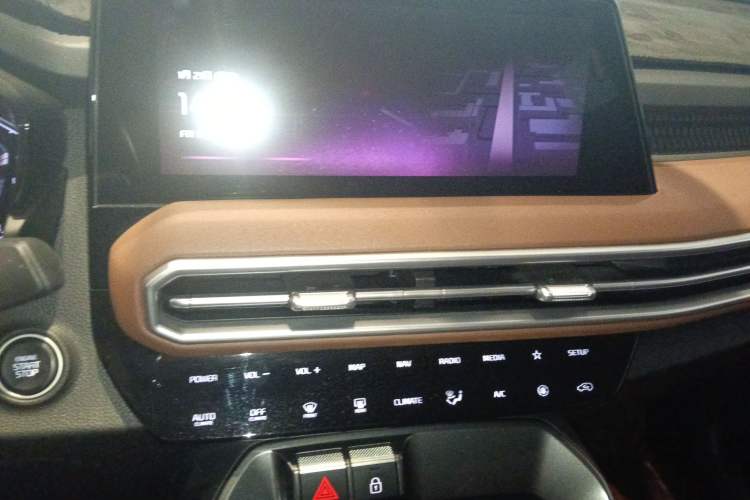 Used Kia Sportage R 2021 Ace 2.0L Splendid Edition Audio And AC Panel