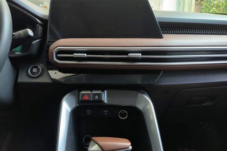 Used Kia Sportage R 2021 Ace 2.0L Splendid Edition Audio And AC Panel