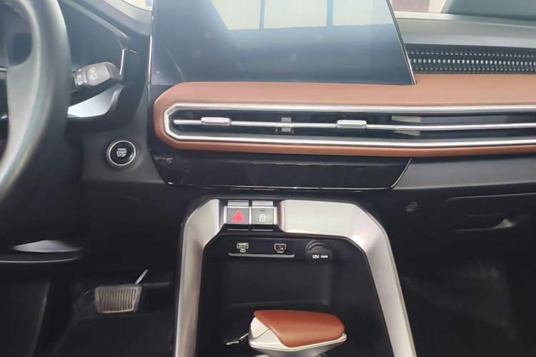 Used Kia Sportage R 2021 Ace 2.0L Splendid Edition Audio And AC Panel