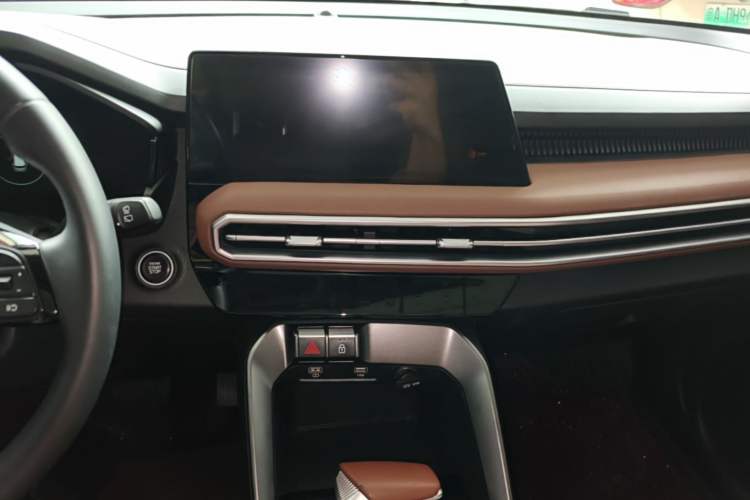 Used Kia Sportage R 2021 Ace 2.0L Splendid Edition Audio And AC Panel