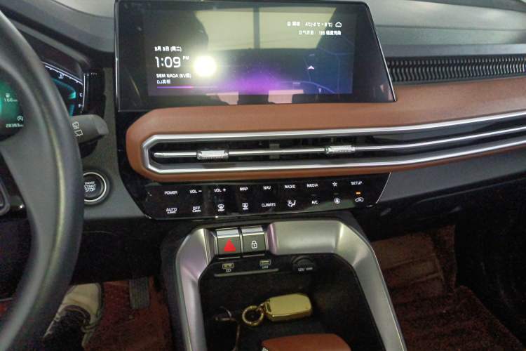 Used Kia Sportage R 2021 Ace 2.0L Splendid Edition Audio And AC Panel