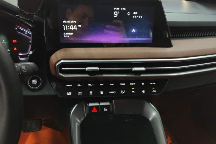 Used Kia Sportage R 2021 Ace 2.0L Splendid Edition Audio And AC Panel