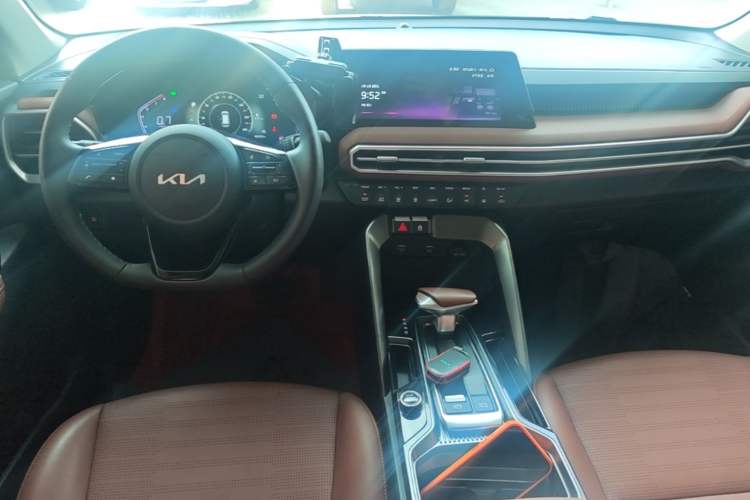 Used Kia Sportage R 2021 Ace 2.0L Splendid Edition Center Console