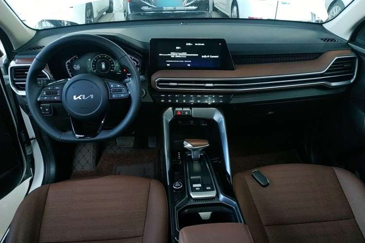 Used Kia Sportage R 2021 Ace 2.0L Splendid Edition Center Console