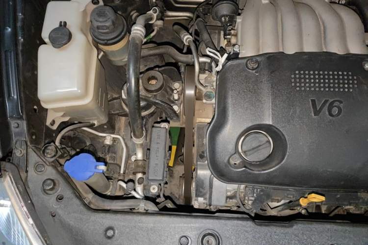 Used Kia VQ 2011 2.7 Comfort Edition Engine Bay Right