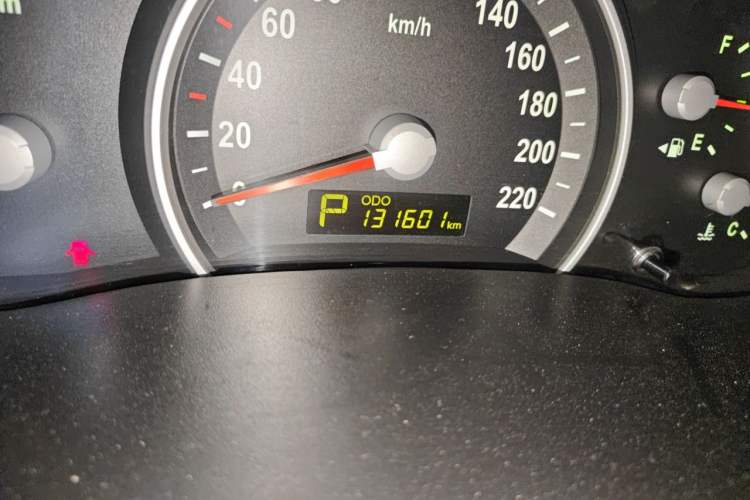 Used Kia VQ 2011 2.7 Comfort Edition Odometer Close Up
