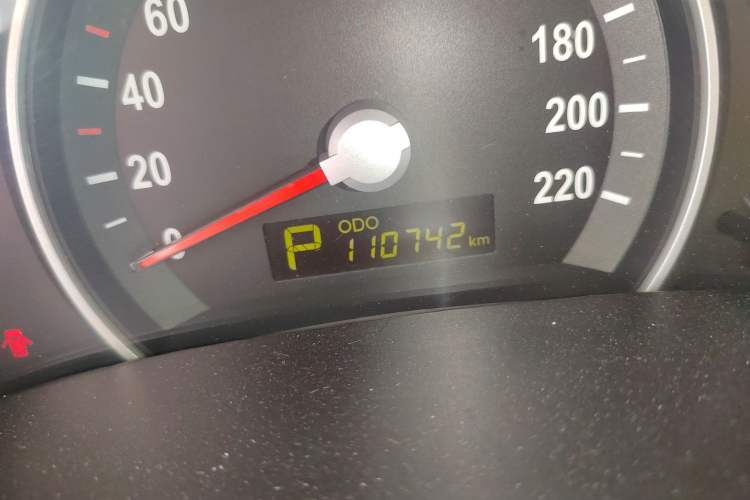 Used Kia VQ 2011 2.7 Comfort Edition Odometer Close Up