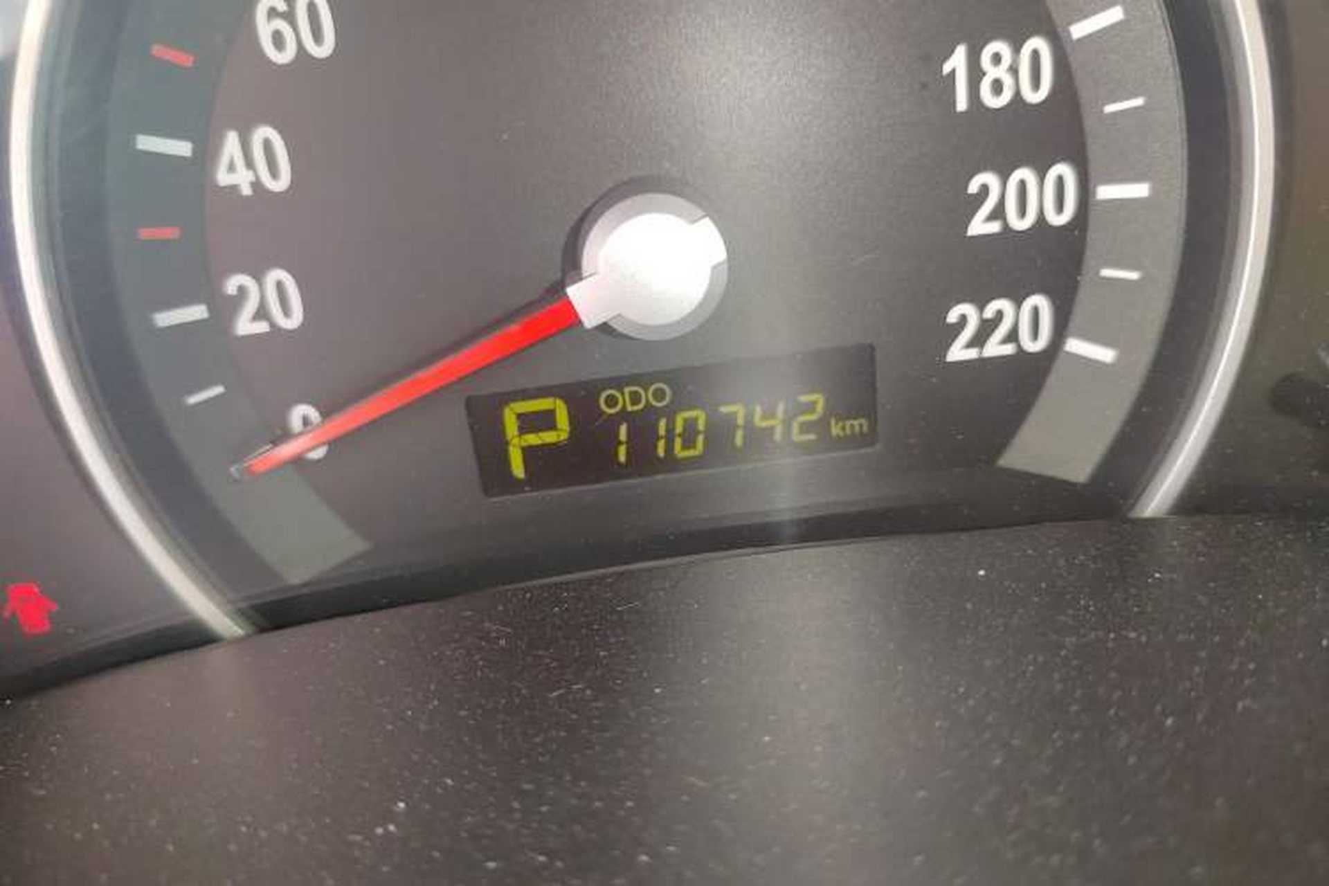 Used Kia VQ 2011 2.7 Comfort Edition Odometer Close Up