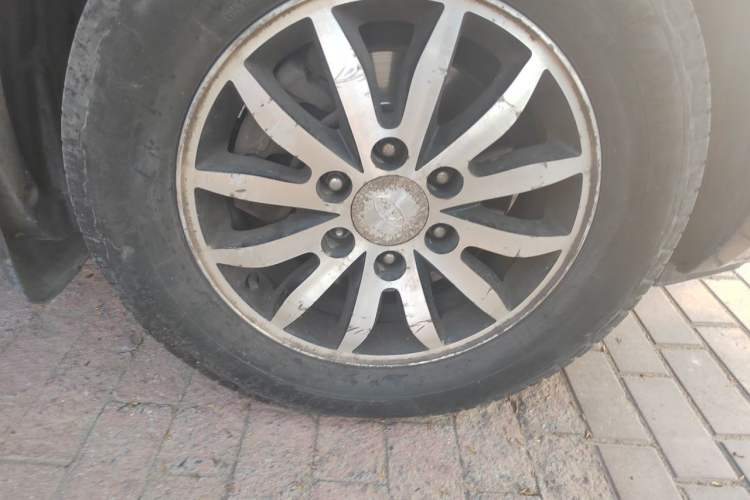 Used Kia VQ 2011 2.7 Luxury Edition Right Front Wheel Hub
