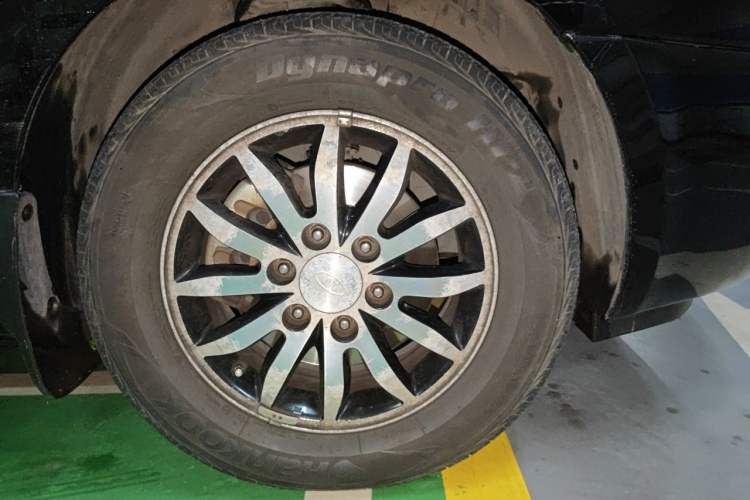 Used Kia VQ 2011 2.7 Comfort Edition Right Front Wheel Hub