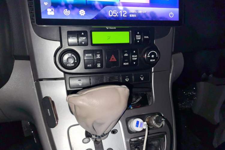 Used Kia VQ 2011 2.7 Luxury Edition Audio And AC Panel