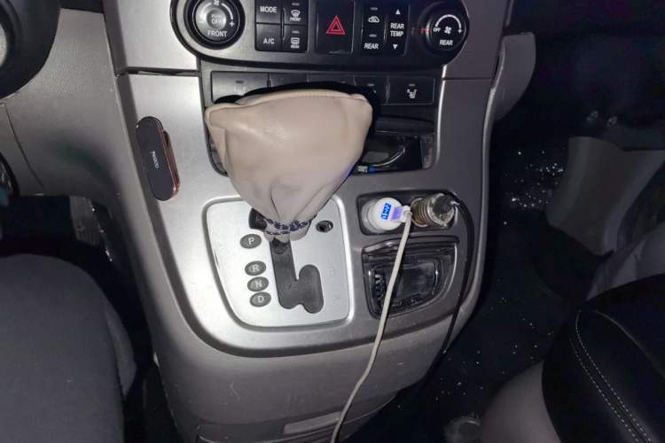 Used Kia VQ 2011 2.7 Luxury Edition Gear Lever