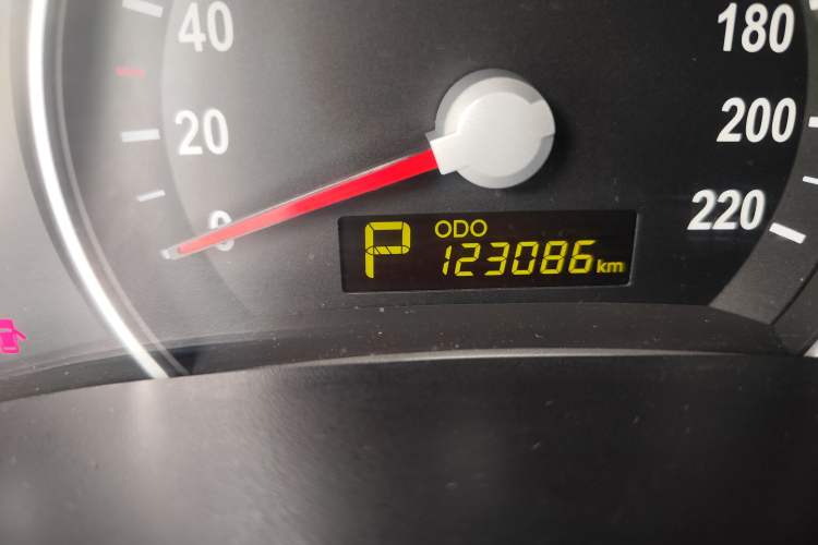 Used Kia VQ 2011 2.7 Comfort Edition Odometer Close Up