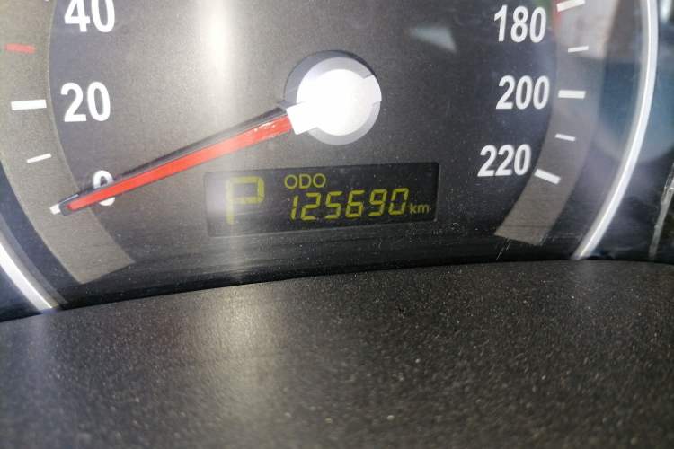 Used Kia VQ 2011 2.7 Comfort Edition Odometer Close Up