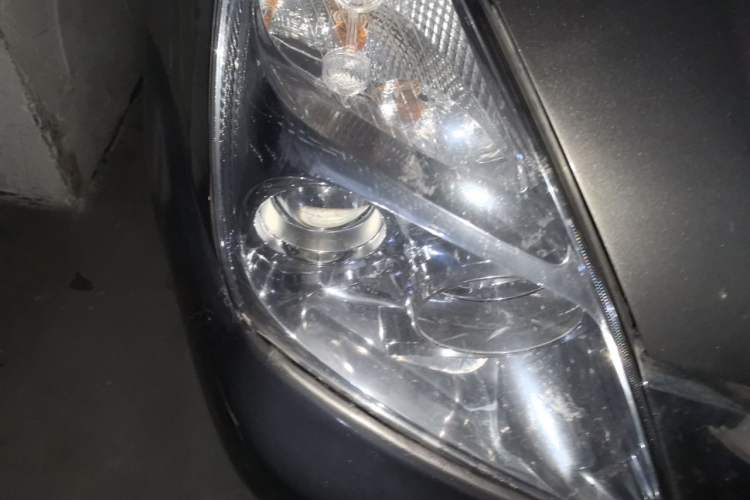 Used Kia VQ 2011 2.7 Luxury Edition Right Front Headlight