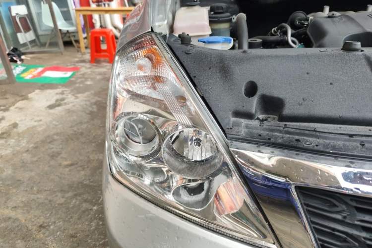 Used Kia VQ 2011 2.7 Comfort Edition Right Front Headlight