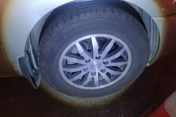 Used Kia VQ 2011 2.7 Comfort Edition Right Front Wheel Hub