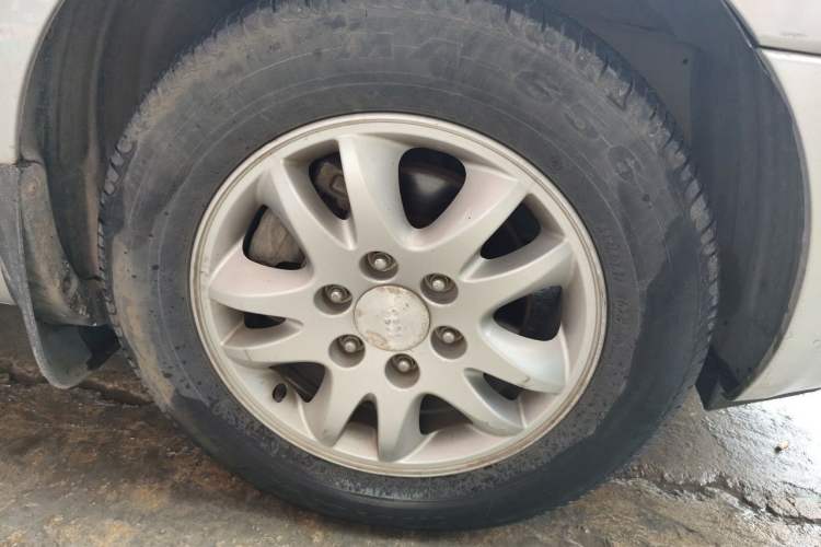 Used Kia VQ 2011 2.7 Comfort Edition Right Front Wheel Hub