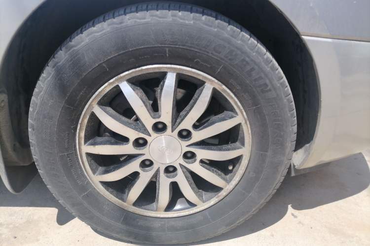 Used Kia VQ 2011 2.7 Comfort Edition Right Front Wheel Hub