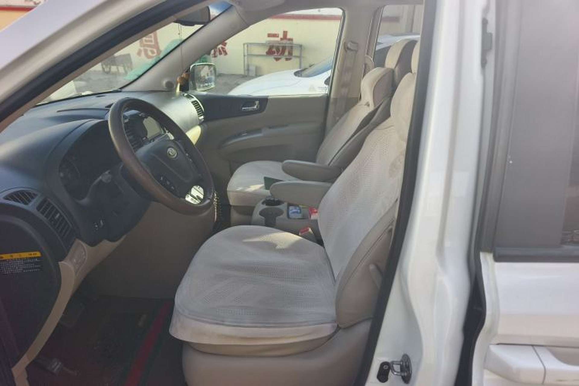 Used Kia VQ 2011 2.7 Luxury Edition Left Front Seat