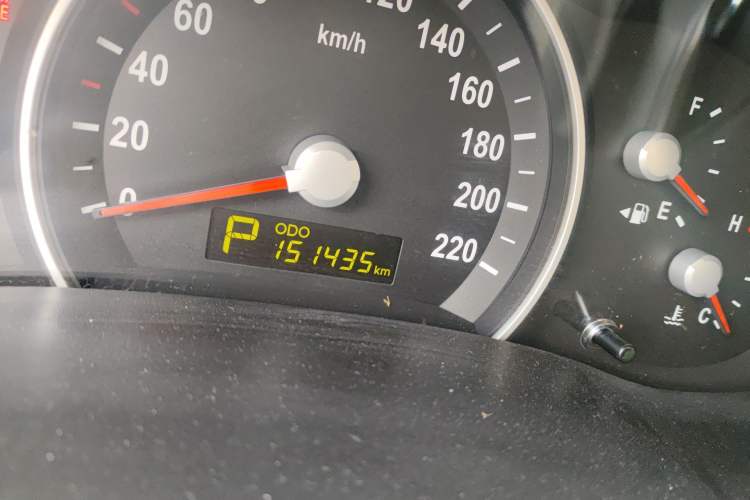 Used Kia VQ 2011 2.7 Comfort Edition Odometer Close Up