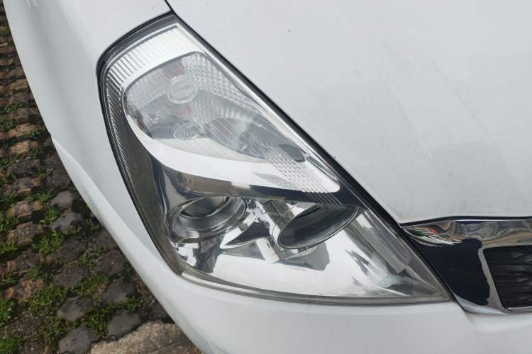 Used Kia VQ 2011 2.7 Comfort Edition Right Front Headlight