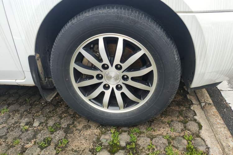 Used Kia VQ 2011 2.7 Comfort Edition Right Front Wheel Hub