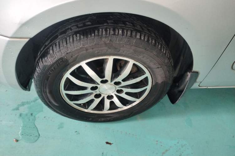 Used Kia VQ 2013 2.2T VQ-R Comfort Edition Left Front Wheel Hub