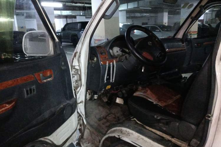 Used King Long Golden Way 2014 2.5T Yuchai Chuangxiang Version YC4FB90-P40C Driver Seat