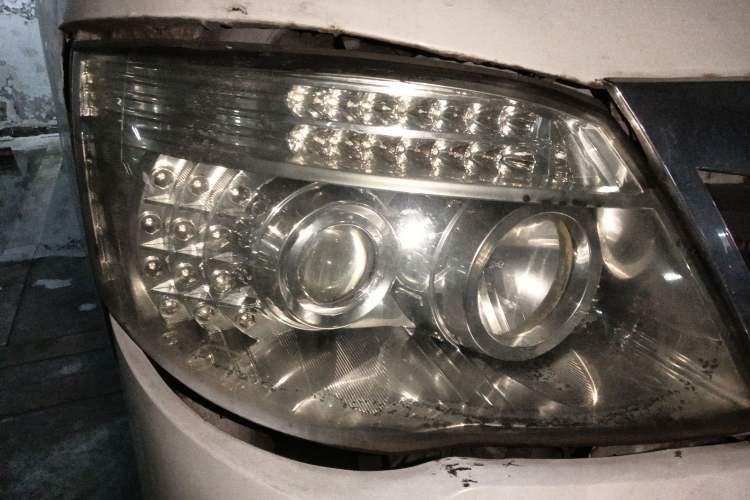 Used King Long Golden Way 2014 2.5T Yuchai Chuangxiang Version YC4FB90-P40C Right Front Headlight