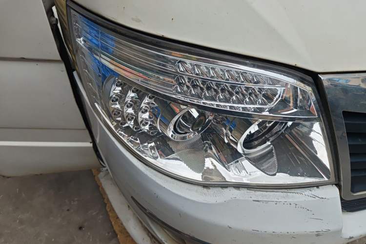 Used King Long Golden Way 2014 2.5T Yuchai Van-Type YC4FB90-P40C Right Front Headlight