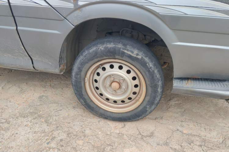 Used King Long Golden Way 2015 2.0L Value-Packed Practical Version 4G21B Right Front Wheel Hub