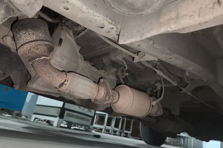 Used King Long Golden Way 2015 2.0L Van 4G21B Chassis Front Left