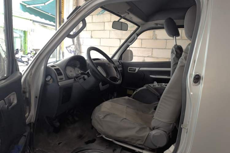 Used King Long Golden Way 2015 2.0L Value-Packed Practical Version 4G21B Driver Seat